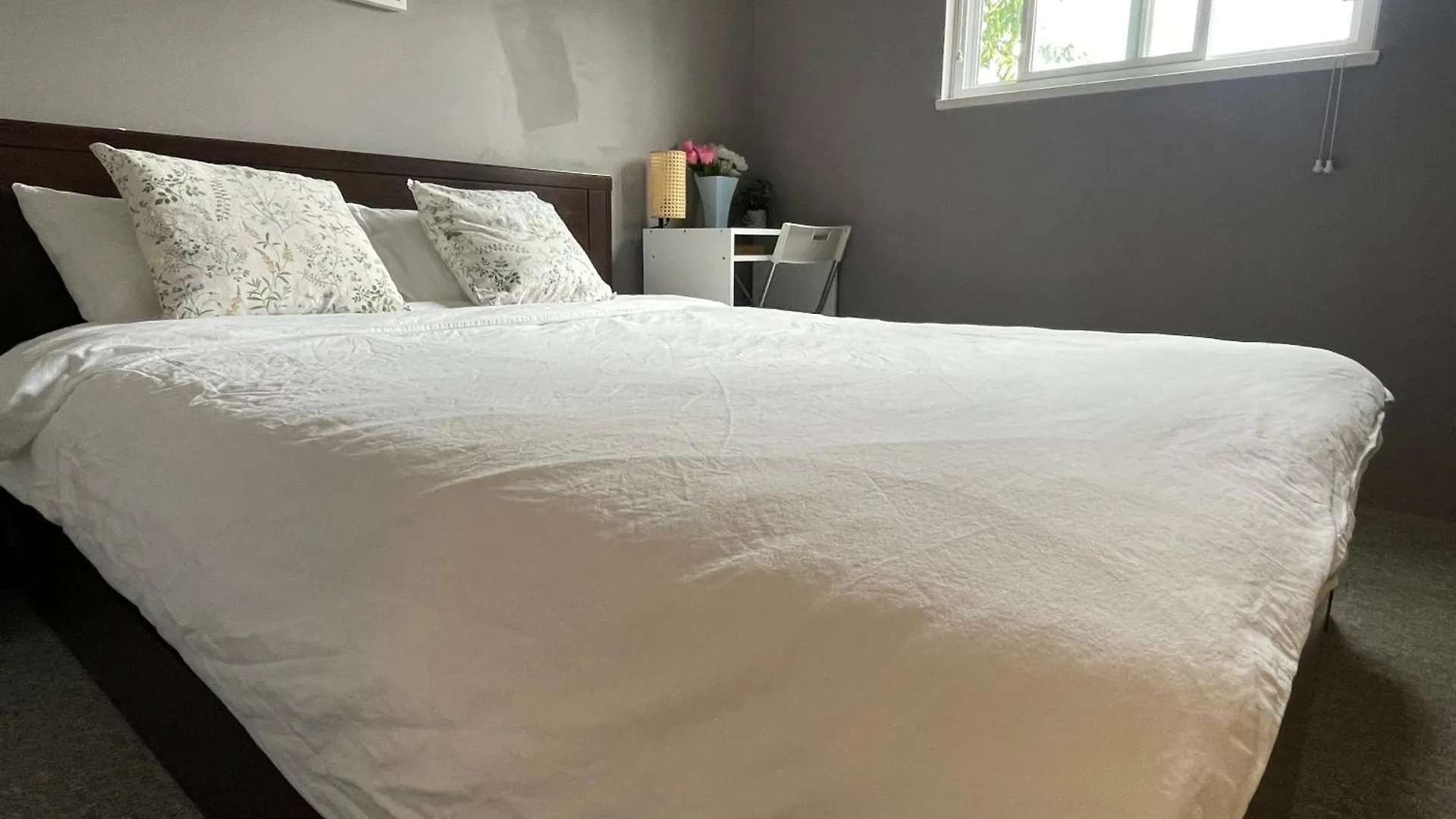 Private Room With Queen Bed In Richmond 202 Canada
